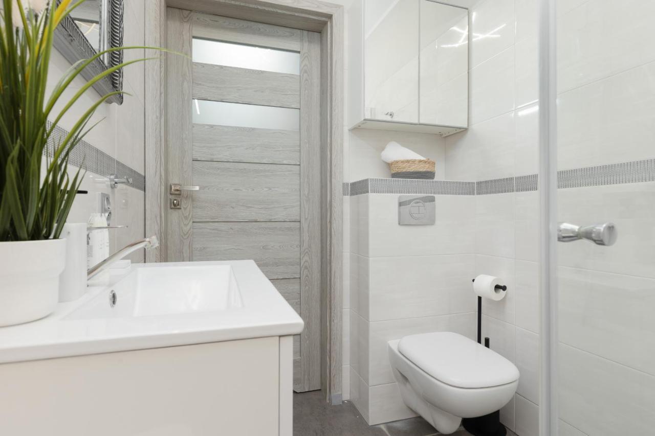 Modern One Bedroom Apartment With Parking In Lodz By Renters Prestige Екстер'єр фото